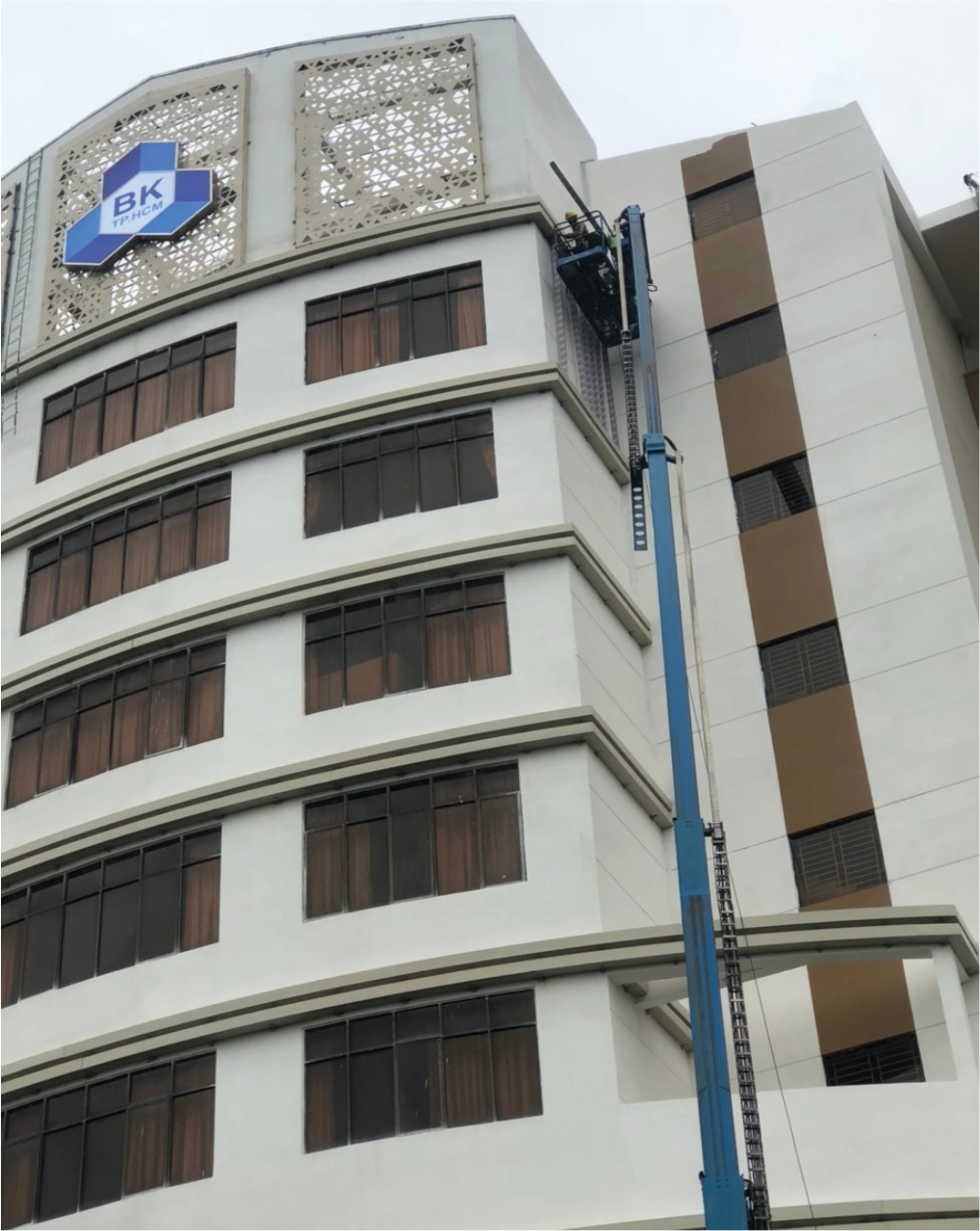 Thi công mặt dựng Trường DHBK TP Hồ Chí Minh